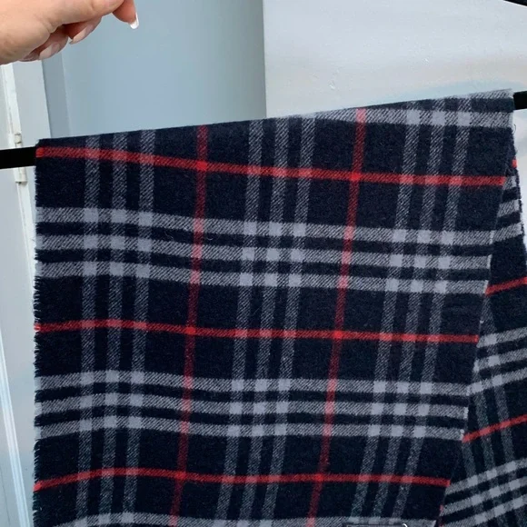 Authentic Burberrys (vintage) black plaid scarf - Picture 13 of 17